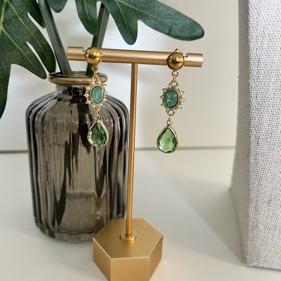 Elegant Angel Gold & Green Victorian-Inspired Necklace with Matching Earrings - Picture 6 of 13